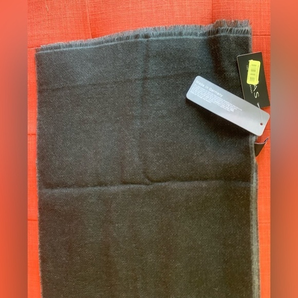 NWT FRAAS Men’s Cashmink Winter Soft Warm Gray Two-sided Scarf - Picture 5 of 5